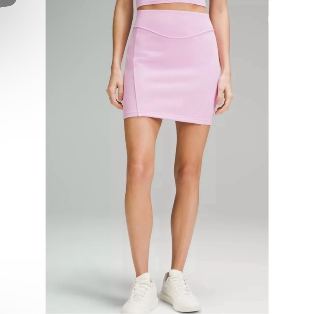 Women’s LULULEMON Athletica scuba high rise mini skirt- Size Large